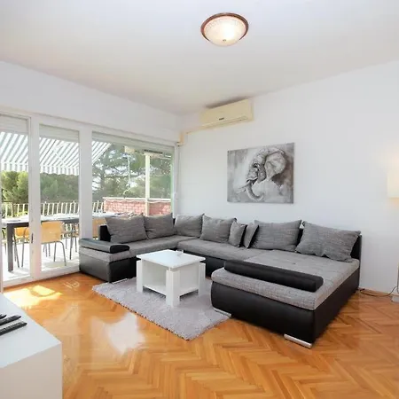 Deni 아파트 풀라